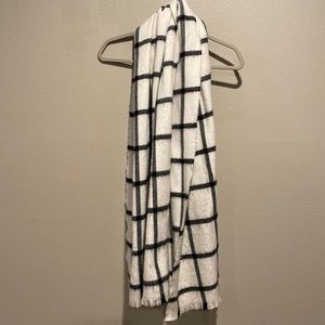 Evelyn K New York Scarf size: one size
